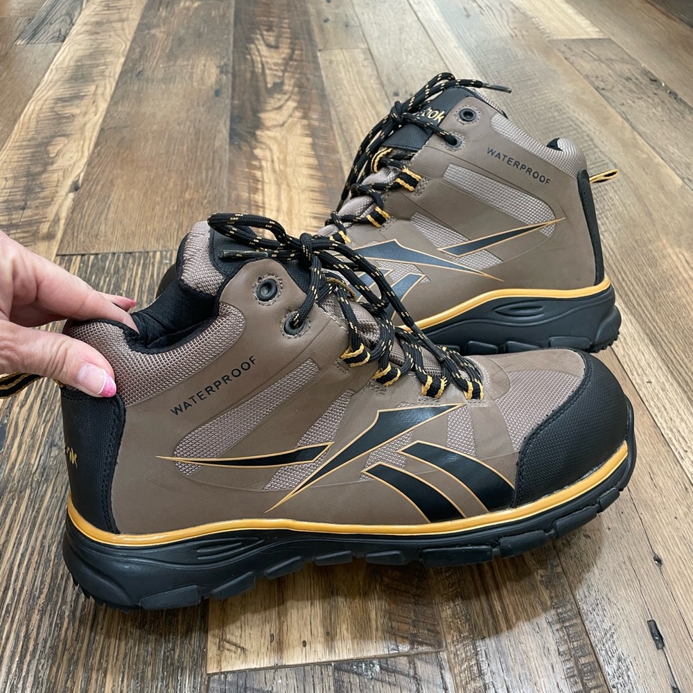 Reebok Arion Waterproof boots men 10.5 Wide